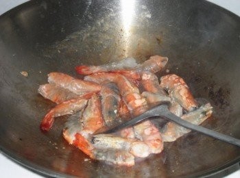 step4: 熱鍋熱油，下蝦及扇貝快炒至八成熟撈起, 之後下蒜片、乾蔥、薑、辣椒粒爆香