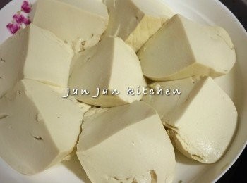 step1: 蟹用了麵包蟹，拆出蟹膏備用。麵包蟹膏特別多，當然用生蟹膏都可以。豆腐每件均斜角切成4件，其實切多少件可隨喜好。排上蒸碟。煲滾一鍋水，隔水大火蒸4分鐘，鋪上蟹膏，續蒸2分鐘。