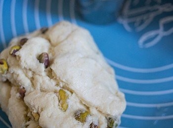 step4: 將麵糰放入雪柜內30分鐘再而取出吸出圓型狀,面層掃上牛奶