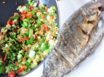 step8: 起鍋後，將蔥酥淋至魚身即可