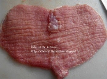 step1: 豬扒去骨(若有)，切開一半成薄片(不要切斷)。