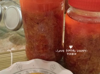 step4: 待辣椒油稍涼放入無水無油的玻璃瓶內，即成蒜蓉辣椒油