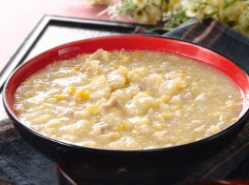 step6: 湯沸後, 加入魚肚粒同煮約3分鐘, 加半茶匙鹽調味, 用1茶匙生粉開水埋薄芡, 最後倒入蛋漿拌勻, 即成。