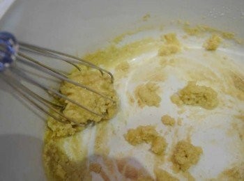 step2: *熱鍋融化奶油後，放入麵粉，快速用打蛋器攪拌均勻，慢慢分次加入200ml牛奶。
