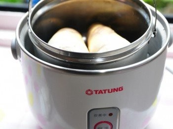 step2: 先將竹筍刷洗乾淨(先不去外殼)放入內鍋不放水，外鍋以1量杯多一些的水