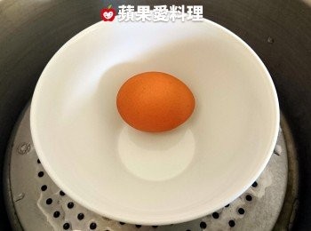 step1: 蒸「水煮蛋」：將生雞蛋置入碗中，放進電鍋，外鍋放1/2杯水蒸煮。電鍋跳起後，燜5分鐘，水煮蛋完成。
