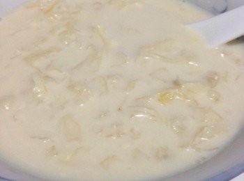 step1: 先將薏米、百合、麥米、雪耳分別用水浸泡備用（雪耳浸泡發大後揑去中心黃色比較硬的不要，其餘的揑到碎小塊備用）