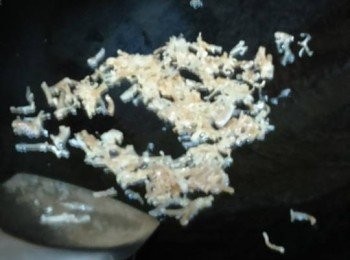 step6: 鑊燒熱落油，加入瑤柱絲爆香，盛起