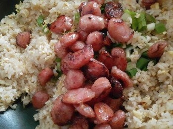 step3: 倒入白飯加入調味料一起拌炒均勻最後倒入香腸及蔥花快速拌炒一下完成