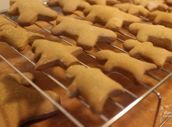 step9: 焗好後放涼就可以畫返個樣比薑餅人喇~(我因為懶, 買現成朱古力筆代替傳統蛋白霜~)