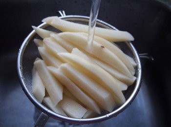 step1: 薯仔去皮切成1.5cm左右粗條，開水喉沖一會令澱粉質流失，在冷水內浸10分鐘