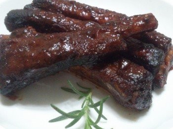 step3: 烤的過程中可將豬肋排稍微翻面, 讓每一面都能均勻上色