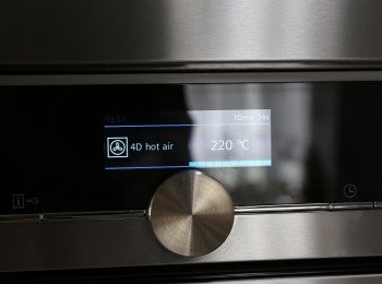 step7: (6) 焗爐預熱220度，焗盤入爐，在爐底噴水