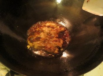 step3: 油熱倒入爆香蒜茸,倒入水和韓國燒烤醬煮滚，放<a href="https://bit.ly/2ZxapeY" target="_blank" data-keyword="雞扒" class="guide-link"><strong>雞扒</strong></a> <span style="display:inline-block;vertical-align:middle;margin-top:-3px;color:initial;border-radius:3px;padding:2px 3px;font-size:12px;line-height:14px;background:#87d300;color:#fff;">即買</span> 進去煮一下，用適量生粉水翻匀起锅。