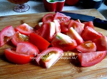 step5: 木耳浸至軟身後沖一沖洗 , 蕃茄洗淨切件