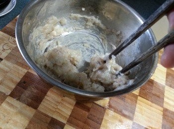 step3: 再用筷子將蝦肉不停打圈起膠