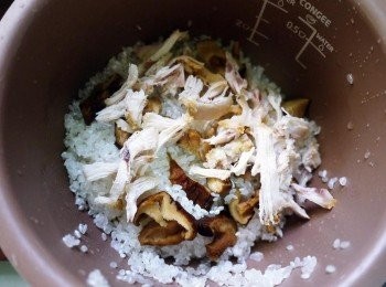 step2: 香米洗好裝入鍋中，放入<span class="group_1">食材</span>