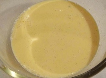 step5: 待鮮奶完全沖入後，用篩網過篩布丁液2-3次，把一些蛋清、雜質過濾掉，成為滑順的布丁液。