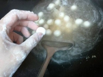step8: 也可以直接搓好放入鍋中的水中（炒佐豬肉的鍋唔使洗，直接倒入滾水再煮滾，要保持中火一路煮），直至粉團搓完