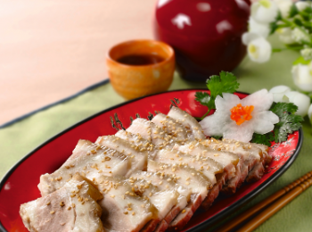 step6: 上桌前切成薄片，白鑊炒香白芝麻，灑在肉片上，即成。