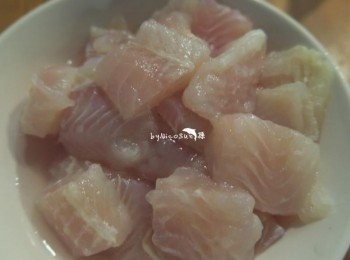 step6: 加入魚片轉小火.慢慢泡熟.