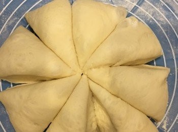 step2: 將麵團切成八份。