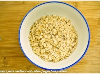 step2: 事先將燕麥片先用熱水泡軟，放置於一旁備用。