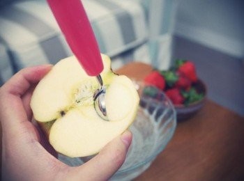 step3: 蘋果切半~~ 然後拿起挖水果球的器具往蘋果表面挖!!