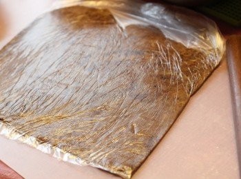 step7: 7.將可可麵糰放入保鮮袋，用木桿搟平。