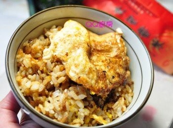 step8: 將米飯與蛋盛起於碗中，既可以享受最簡單又好吃的古早味~ 醬油蛋拌飯