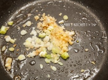 step3: 同一油鍋，利用鍋中剩餘的油將蔥、薑、蒜末下鍋爆香。