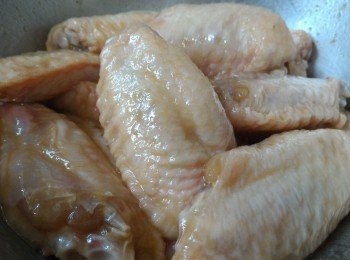 step2: <a href="https://bit.ly/3zHU5V3" target="_blank" data-keyword="雞翼" class="guide-link"><strong>雞翼</strong></a> <span style="display:inline-block;vertical-align:middle;margin-top:-3px;color:initial;border-radius:3px;padding:2px 3px;font-size:12px;line-height:14px;background:#87d300;color:#fff;">即買</span> 洗凈抹乾，用竹籤或叉給<a href="https://bit.ly/3zHU5V3" target="_blank" data-keyword="雞翼" class="guide-link"><strong>雞翼</strong></a> <span style="display:inline-block;vertical-align:middle;margin-top:-3px;color:initial;border-radius:3px;padding:2px 3px;font-size:12px;line-height:14px;background:#87d300;color:#fff;">即買</span> 刺些小洞後加入醃料醃1小時。(這樣可使<a href="https://bit.ly/3zHU5V3" target="_blank" data-keyword="雞翼" class="guide-link"><strong>雞翼</strong></a> <span style="display:inline-block;vertical-align:middle;margin-top:-3px;color:initial;border-radius:3px;padding:2px 3px;font-size:12px;line-height:14px;background:#87d300;color:#fff;">即買</span> 醃得更入味)。
醃料:
海鮮醬1.5茶匙，Tabasco原味辣汁2.5茶匙(份量隨意)，雞粉1茶匙，鹽半茶匙，砂糖2茶匙，麻油半茶匙，粟粉1茶匙。