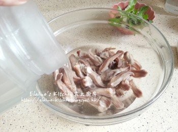 step5: 將凍水倒入鴨舌內浸過面 , 靜待10分鐘