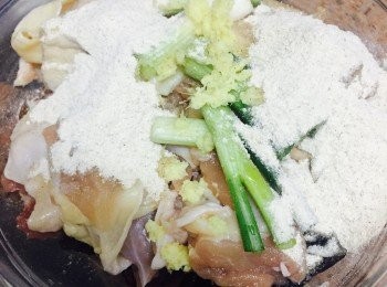 step2: 冬菇、雲耳、雞件混合鹽焗雞粉、薑蓉和葱白數段，拌匀醃約30分鐘。