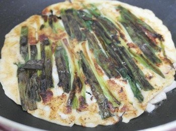 step7: 花枝都黏在麵糊上後可以翻面，續煎約3-5分鐘即完成。