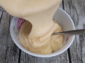 step6: 將一小部分麵糊倒入鮮奶與油中，拌均勻後再倒回原麵糊中（質地接近較好拌勻也可減少消泡）