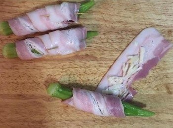 step5: 用培根將秋葵捲包請來，接著斜斜的往前推；每捲一次時請注意ㄧ下應該要壓到下方培根的1/2，這樣煎的時候才會均勻不散開。捲好後用一根牙籤別住培根與秋葵的尾端。