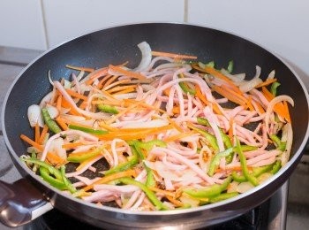 step3: 下火腿、甘筍和青椒同炒 1 – 2 分鐘。