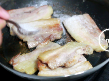 step7: 最後的三分鐘會比較忙了。
首先, 先加兩茶匙白沙糖, 兩面翻動, 直至聞到糖的香氣, 使其帶出焦糖的感覺。