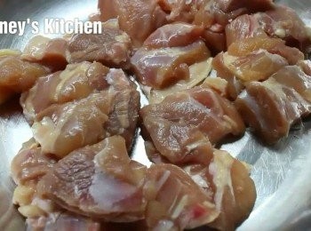 step3: <a href="https://bit.ly/2ZxapeY" target="_blank" data-keyword="雞扒" class="guide-link"><strong>雞扒</strong></a> <span style="display:inline-block;vertical-align:middle;margin-top:-3px;color:initial;border-radius:3px;padding:2px 3px;font-size:12px;line-height:14px;background:#87d300;color:#fff;">即買</span> 切大塊, 加入少許鹽, 胡椒粉及粟粉拌勻