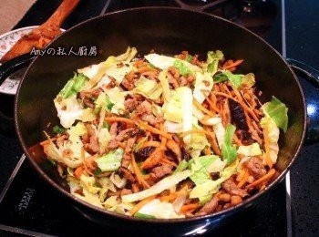 step4: 接著將香菇,蝦米一起爆香再加入五花肉絲翻炒一下,從鍋緣邊倒入一些醬油及烏醋稍微翻炒出香味。依序將胡蘿蔔絲及一半的高麗菜絲加入翻炒,用適量的鹽及胡椒粉調味。