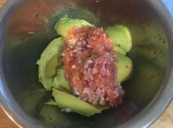 step3: 放入酪梨中，擠半顆檸檬汁，放入<span class="group_2">調味料</span>，用叉子將酪梨壓成泥並與切碎的蕃茄和洋蔥混勻。
