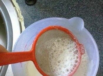 step7: 將牛奶隔篩，隔去泡泡