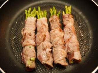 step3: 接著將豬肉蘆筍捲下鍋煎製表面焦黃。