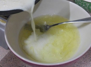 step3: 蛋白用叉略為打散， 加入奶， 邊加邊用叉攪勻