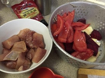 step2: 瘦肉切片或切件, 加入少許生抽, 糖及鹽略醃備用