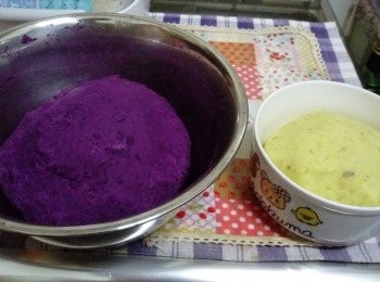 step1: 紫／黃蕃薯切粒，大火隔水蒸至腍身，放入大碗內壓成蓉，待涼後置雪柜30分鐘，取出分成圓形薯團