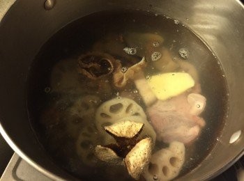 step2: 滾水下材料, 先大火煲10分鐘, 後轉小火煲2.5小時