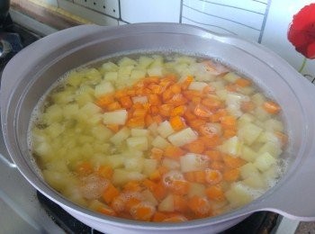 step5: 紅甘筍去皮， 切成1cm丁方加入鍋一同再煮3分鐘 , 撈起隔去水份， 攤涼