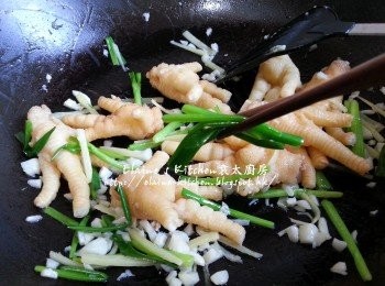 step6: 再加入鳳爪 , 贊少許酒拌勻炒香 , 夾去蔥段去掉